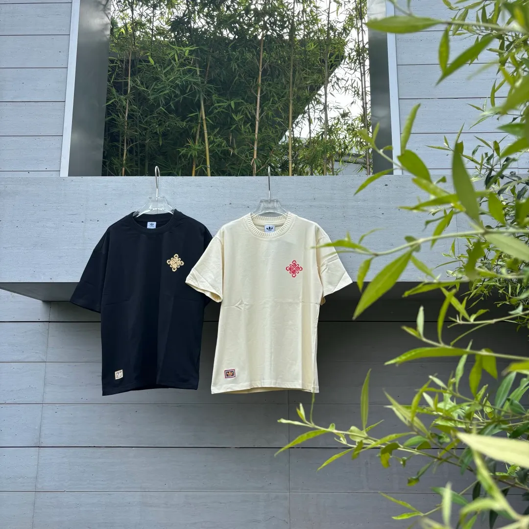 🈴𝟮Color Collection 𝟬𝟱𝟰𝟴𝟱# Exclusive real shot/difference between various stolen pictures and online version on the market [Year of the Horse limited edition 𝗮𝗱𝗶𝗱𝗮𝘀 Adidas clover logo short sleeves! AD Year of the Horse Limited Short Sleeves] ✅Selected high-density combed cotton, high-density screen printing of Chinese elements on the chest and back, custom-woven threaded neckline that does not deform, accessories details consistent with the original version ✅Adidas Clover Chinese Knot Year of the Horse Limited Short Sleeves are amazing! ✅The lucky T-shirt that is a must-have for the Year of the Horse in 2026 is here✨ The new Chinese Knot Series is also available to understand the oriental aesthetics! ✅The exquisite Chinese knot embroidery on the chest is so eye-catching! It means good luck and immediate success, the red knot is festive, the gold knot is noble, and it brings good luck buff! Classic clover logo + small logo on the hem, full of details 💯 ❤️Fairy color matching Hanyu white: gentle and white, perfect with jeans and skirts, gentleness is the natural outfit, ❤️Classic black: Versatile is not picky, gold knot embellishment is more advanced, a must-have for cool girls ✅ Complete with three standards! Perfect Quality! Highly recommended! Large size Color: Black Hanyu White Size: S to XXL (loose fit)